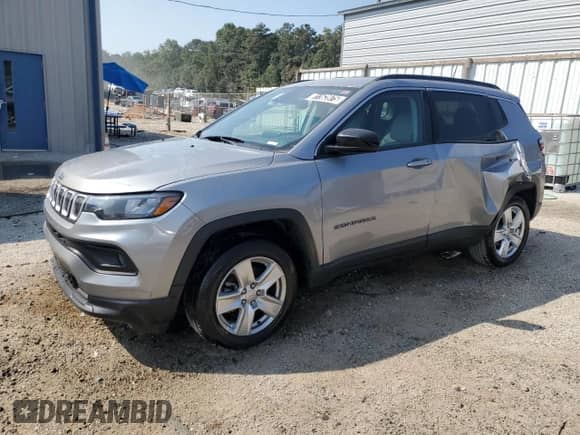 2022 Jeep Compass Latitude z VIN 3C4NJDBB3NT126436, wystawiony jako Copart lot #81163975 z przebiegiem 64 515 mil mil oraz Czysty tytuł • Clean title. Historia ofert i sprzedaży dostępna na DreamBid. Obrazek 1.