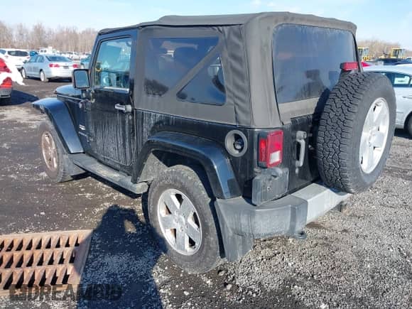 2012 Jeep Wrangler Sahara z VIN 1C4GJWBG4CL164203, wystawiony jako IAAI lot #41428441 z przebiegiem 94 776 mil mil oraz . Historia ofert i sprzedaży dostępna na DreamBid. Obrazek 3.