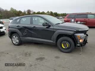 2024 Hyundai Kona Essential с VIN KM8HACAB1RU075857, выставлен на аукционе Copart как лот 71673814 с пробегом 8 251 миль миль и Списание • Salvage title. История ставок и продаж доступна на DreamBid. Изображение 4.