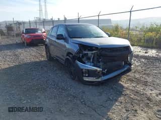 2022 Mitsubishi Outlander ES z VIN JA4ARUAU0NU021573, wystawiony jako IAAI lot #43350069 z przebiegiem 47 867 mil mil oraz . Historia ofert i sprzedaży dostępna na DreamBid. Obrazek 1.