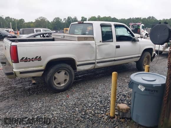 1998 Chevrolet Silverado 1500 z VIN 1GCEK19R3WE129448, wystawiony jako IAAI lot #42975561 z przebiegiem 592 686 mil mil oraz . Historia ofert i sprzedaży dostępna na DreamBid. Obrazek 4.