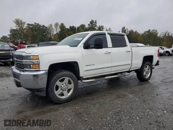 2015 Chevrolet Silverado 2500HD Work Truck z VIN 1GC1CUEG3FF164387, wystawiony jako Copart lot #90650265 z przebiegiem Nie podano mil oraz Czysty tytuł • Clean title. Historia ofert i sprzedaży dostępna na DreamBid. Obrazek 1.