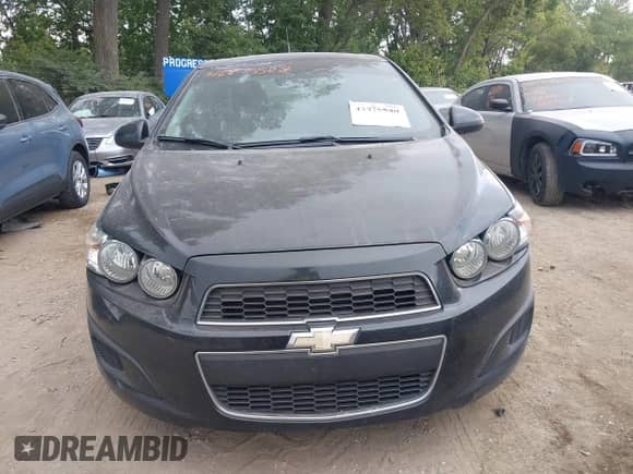 2014 Chevrolet Sonic LT z VIN 1G1JC5SH3E4105006, wystawiony jako IAAI lot #42975548 z przebiegiem 110 232 mil mil oraz . Historia ofert i sprzedaży dostępna na DreamBid. Obrazek 13.