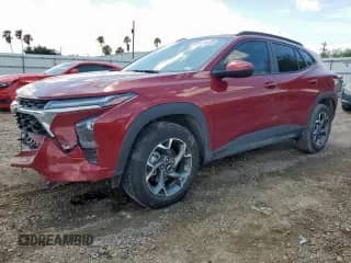 2025 Chevrolet Trax LT z VIN KL77LHEP4SC130842, wystawiony jako Copart lot #63605915 z przebiegiem 11 331 mil mil oraz Czysty tytuł • Clean title. Historia ofert i sprzedaży dostępna na DreamBid. Obrazek 1.