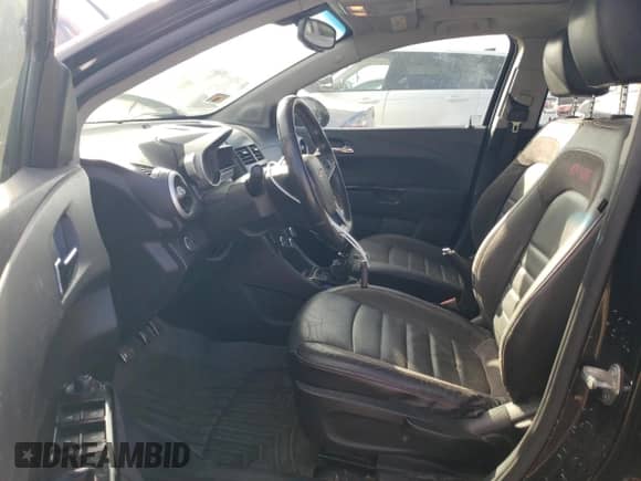 2013 Chevrolet Sonic RS z VIN 1G1JH6SB4D4199883, wystawiony jako Copart lot #73097094 z przebiegiem 102 599 mil mil oraz Szkoda całkowita • Salvage title. Historia ofert i sprzedaży dostępna na DreamBid. Obrazek 7.