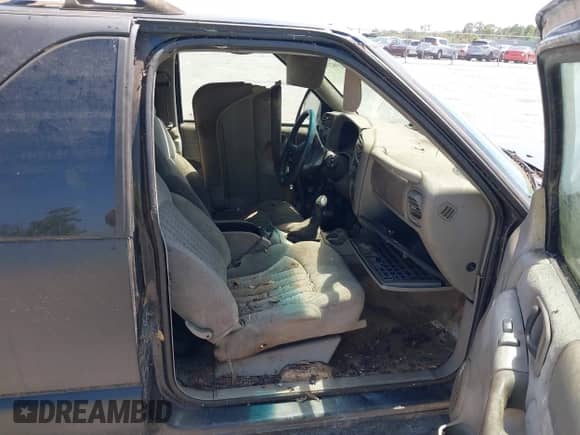 2002 Chevrolet Blazer LS с VIN 1GNCS18W72K226413, выставлен на аукционе IAAI как лот 41982103 с пробегом 133 127 миль миль и . История ставок и продаж доступна на DreamBid. Изображение 5.