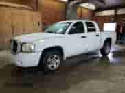 2006 Dodge Dakota SLT z VIN 1D7HE48N86S605611, wystawiony jako Copart lot #84433645 z przebiegiem 135 404 mil mil oraz Szkoda całkowita • Salvage title. Historia ofert i sprzedaży dostępna na DreamBid. Obrazek 1.