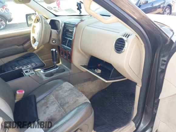 2006 Ford Explorer Eddie Bauer z VIN 1FMEU64E46UB67980, wystawiony jako IAAI lot #43189858 z przebiegiem Nie podano mil oraz . Historia ofert i sprzedaży dostępna na DreamBid. Obrazek 5.