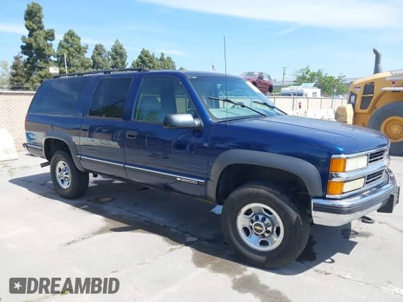 1999 Chevrolet Suburban z VIN 3GNGK26J9XG263668, wystawiony jako IAAI lot #42089070 z przebiegiem 102 452 mil mil oraz . Historia ofert i sprzedaży dostępna na DreamBid. Obrazek 1.