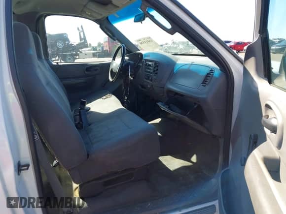 2002 Ford F-150 XL z VIN 1FTRF17262NB97443, wystawiony jako IAAI lot #43413330 z przebiegiem 195 778 mil mil oraz . Historia ofert i sprzedaży dostępna na DreamBid. Obrazek 5.