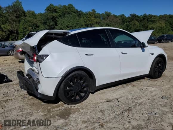 2021 Tesla Model Y Long Range with VIN 5YJYGAEEXMF255268, listed as a Copart auction lot 72024495 with 42,709 mi miles and Salvage title. Bid and sale history available at DreamBid. Image 3.