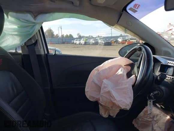 2014 Chevrolet Sonic RS z VIN 1G1JG5SBXE4230911, wystawiony jako IAAI lot #40725104 z przebiegiem 122 433 mil mil oraz . Historia ofert i sprzedaży dostępna na DreamBid. Obrazek 5.