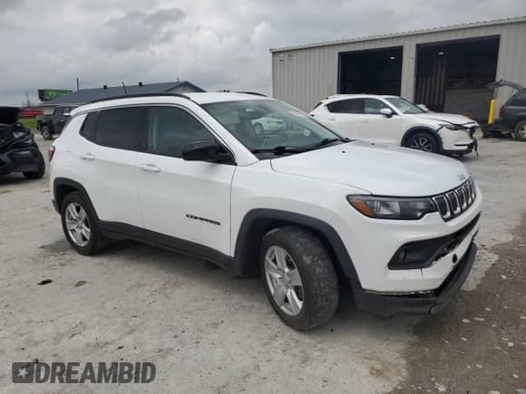 2022 Jeep Compass Latitude z VIN 3C4NJCBB8NT138205, wystawiony jako Copart lot #60247585 z przebiegiem 51 703 mil mil oraz Szkoda całkowita • Salvage title. Historia ofert i sprzedaży dostępna na DreamBid. Obrazek 4.