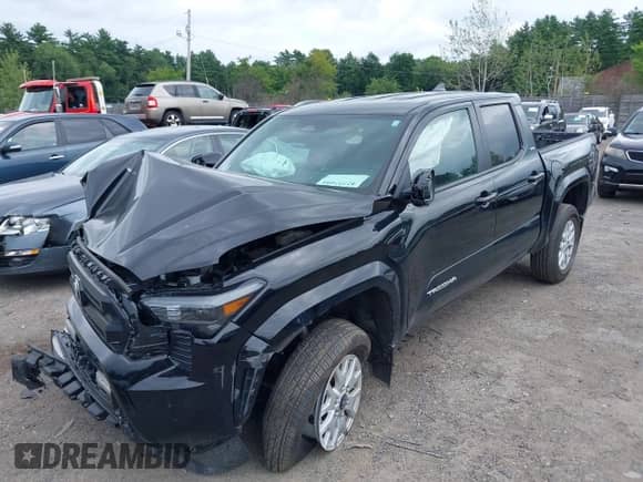 2024 Toyota Tacoma SR5 z VIN 3TYLB5JN3RT002144, wystawiony jako IAAI lot #42727494 z przebiegiem 20 489 mil mil oraz . Historia ofert i sprzedaży dostępna na DreamBid. Obrazek 2.