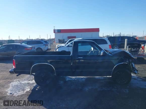1989 Chevrolet S-10 z VIN 1GCCS14ZXK8160882, wystawiony jako IAAI lot #41387239 z przebiegiem 348 971 mil mil oraz . Historia ofert i sprzedaży dostępna na DreamBid. Obrazek 13.