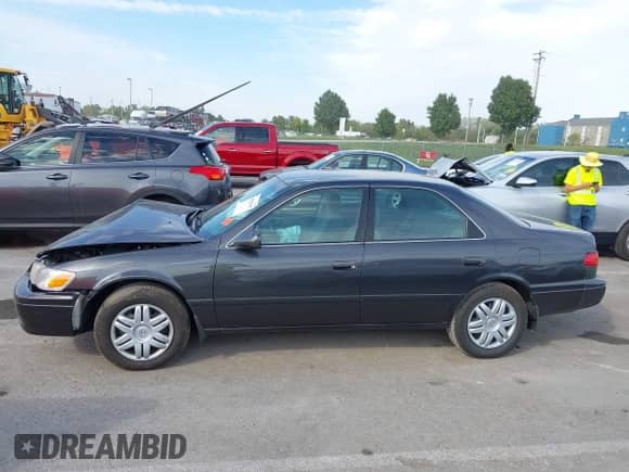 2001 Toyota Camry LE z VIN 4T1BG22K21U860521, wystawiony jako IAAI lot #43351197 z przebiegiem 61 029 mil mil oraz . Historia ofert i sprzedaży dostępna na DreamBid. Obrazek 14.