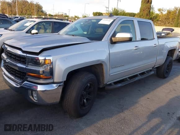 2018 Chevrolet Silverado 1500 LT z VIN 3GCPCREC4JG553583, wystawiony jako IAAI lot #43189486 z przebiegiem 147 486 mil mil oraz . Historia ofert i sprzedaży dostępna na DreamBid. Obrazek 18.