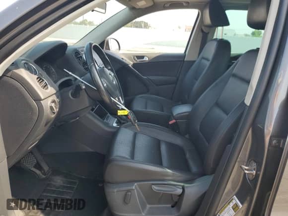 2013 Volkswagen Tiguan SE z VIN WVGAV3AXXDW606925, wystawiony jako Copart lot #64238585 z przebiegiem 131 779 mil mil oraz Szkoda całkowita • Salvage title. Historia ofert i sprzedaży dostępna na DreamBid. Obrazek 7.