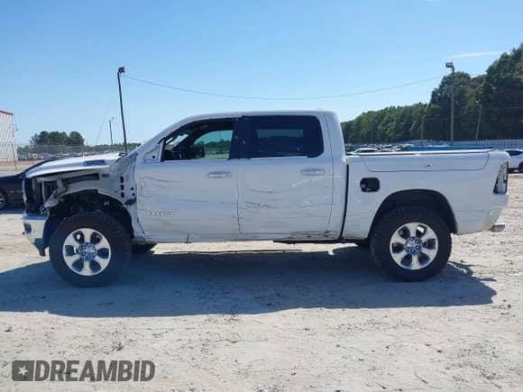 2020 Ram 1500 Lone Star z VIN 1C6SRFFT7LN370170, wystawiony jako IAAI lot #43367178 z przebiegiem 62 504 mil mil oraz . Historia ofert i sprzedaży dostępna na DreamBid. Obrazek 15.