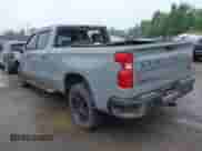2024 Chevrolet Silverado 1500 Custom Trail Boss z VIN 3GCPDCEK2RG197468, wystawiony jako IAAI lot #42285969 z przebiegiem Nie podano mil oraz . Historia ofert i sprzedaży dostępna na DreamBid. Obrazek 3.