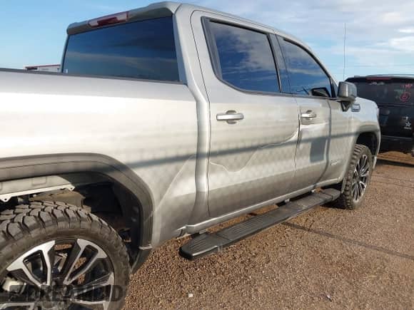 2024 GMC Sierra 1500 Elevation z VIN 3GTPHCED2RG397188, wystawiony jako IAAI lot #43208119 z przebiegiem 26 919 mil mil oraz . Historia ofert i sprzedaży dostępna na DreamBid. Obrazek 6.