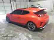 2019 Hyundai Veloster Turbo R-Spec z VIN KMHTH6AB9KU011952, wystawiony jako Copart lot #55130955 z przebiegiem 98 028 mil mil oraz Szkoda całkowita • Salvage title. Historia ofert i sprzedaży dostępna na DreamBid. Obrazek 2.