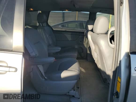 2004 Toyota Sienna XLE z VIN 5TDZA22C64S102641, wystawiony jako Copart lot #85000295 z przebiegiem 187 481 mil mil oraz Czysty tytuł • Clean title. Historia ofert i sprzedaży dostępna na DreamBid. Obrazek 11.