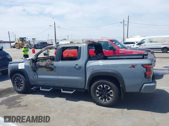 2024 Nissan Frontier SV z VIN 1N6ED1EJ7RN602179, wystawiony jako IAAI lot #42292897 z przebiegiem Nie podano mil oraz . Historia ofert i sprzedaży dostępna na DreamBid. Obrazek 14.