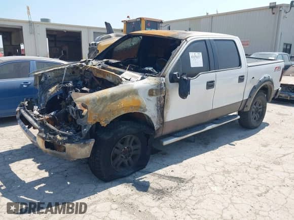 2005 Ford F-150 XLT z VIN 1FTPW14555FB61912, wystawiony jako IAAI lot #43176327 z przebiegiem Nie podano mil oraz . Historia ofert i sprzedaży dostępna na DreamBid. Obrazek 2.