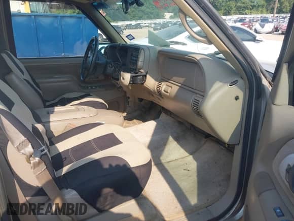 1999 Chevrolet Tahoe with VIN 1GNEC13R6XJ452771, listed as a IAAI auction lot 42922299 with 393,718 mi miles and . Bid and sale history available at DreamBid. Image 5.