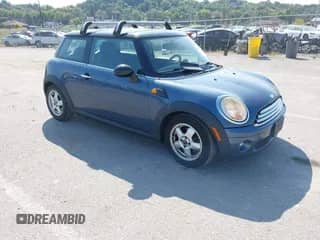 2010 MINI Hardtop с VIN WMWMF3C57ATZ62317, выставлен на аукционе IAAI как лот 43197228 с пробегом 109 367 миль миль и . История ставок и продаж доступна на DreamBid. Изображение 1.