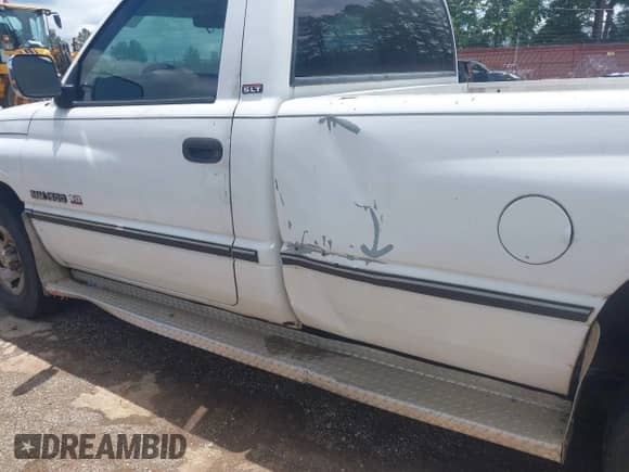 1994 Dodge 1500 z VIN 1B7HC16YXRS728049, wystawiony jako IAAI lot #42449949 z przebiegiem 132 493 mil mil oraz . Historia ofert i sprzedaży dostępna na DreamBid. Obrazek 6.