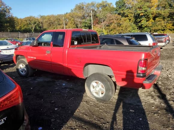 2000 Dodge 1500 with VIN 1B7HF13Z5YJ190790, listed as a Copart auction lot 87027165 with 128,358 mi miles and Salvage title. Bid and sale history available at DreamBid. Image 2.