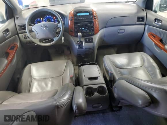 2010 Toyota Sienna XLE с VIN 5TDDK4CC7AS029499, выставлен на аукционе Copart как лот 67858935 с пробегом 227 184 миль миль и Чистый • Clean title. История ставок и продаж доступна на DreamBid. Изображение 8.