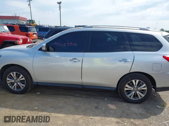 2020 Nissan Pathfinder S z VIN 5N1DR2AN6LC608892, wystawiony jako IAAI lot #43233945 z przebiegiem 132 251 mil mil oraz . Historia ofert i sprzedaży dostępna na DreamBid. Obrazek 14.