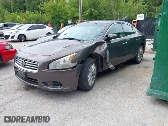 2014 Nissan Maxima S z VIN 1N4AA5AP0EC453556, wystawiony jako IAAI lot #42969120 z przebiegiem 213 915 mil mil oraz . Historia ofert i sprzedaży dostępna na DreamBid. Obrazek 2.