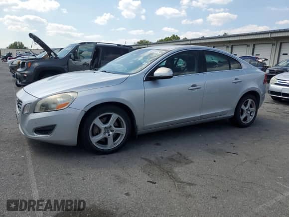 2012 Volvo S60 T5 с VIN YV1622FS0C2110820, выставлен на аукционе Copart как лот 81112215 с пробегом 137 951 миль миль и Списание • Salvage title. История ставок и продаж доступна на DreamBid. Изображение 1.