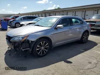 2013 Chrysler 200 Touring с VIN 1C3CCBBB4DN601116, выставлен на аукционе Copart как лот 64584565 с пробегом 205 075 миль миль и Списание • Salvage title. История ставок и продаж доступна на DreamBid. Изображение 1.