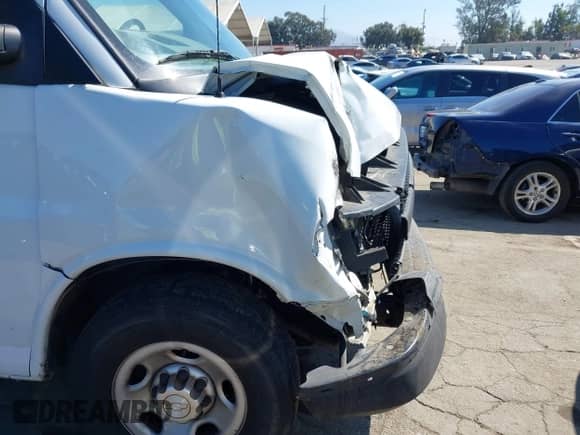 2015 Chevrolet Express Cargo z VIN 1GCWGFCF6F1246210, wystawiony jako IAAI lot #43363270 z przebiegiem 153 514 mil mil oraz . Historia ofert i sprzedaży dostępna na DreamBid. Obrazek 6.