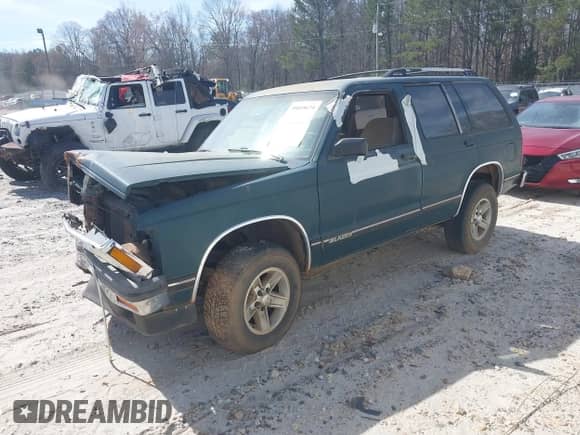 1994 Chevrolet Blazer z VIN 1GNCS13W3R0180933, wystawiony jako IAAI lot #41823501 z przebiegiem 259 563 mil mil oraz . Historia ofert i sprzedaży dostępna na DreamBid. Obrazek 2.