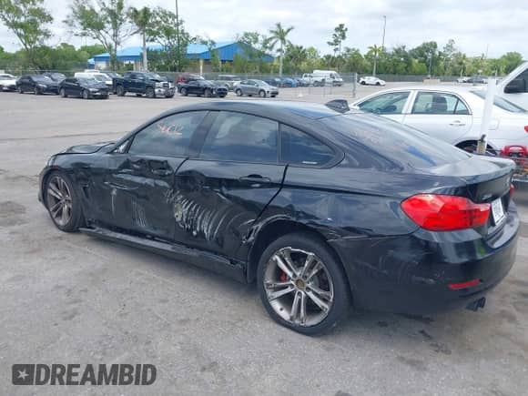 2015 BMW 4 Series 428i xDrive z VIN WBA4A7C55FD414405, wystawiony jako IAAI lot #39159752 z przebiegiem 121 009 mil mil oraz . Historia ofert i sprzedaży dostępna na DreamBid. Obrazek 3.