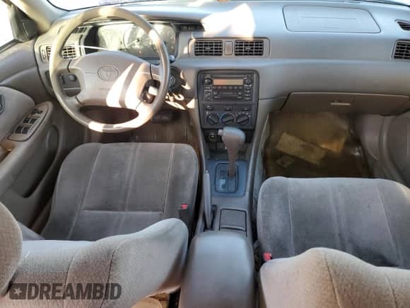 2001 Toyota Camry LE z VIN 4T1BG22K01U824858, wystawiony jako Copart lot #86475055 z przebiegiem 229 509 mil mil oraz Szkoda całkowita • Salvage title. Historia ofert i sprzedaży dostępna na DreamBid. Obrazek 8.