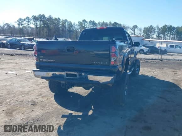 2003 Chevrolet Silverado 2500HD LS с VIN 1GCHK23U33F124708, выставлен на аукционе IAAI как лот 41613408 с пробегом Не указан миль и . История ставок и продаж доступна на DreamBid. Изображение 4.
