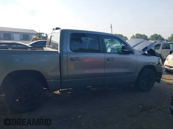 2022 Ram 1500 Big Horn z VIN 1C6RRFFG3NN295875, wystawiony jako IAAI lot #42792837 z przebiegiem 68 696 mil mil oraz . Historia ofert i sprzedaży dostępna na DreamBid. Obrazek 13.