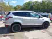 2017 Ford Escape Titanium z VIN 1FMCU9J9XHUC08079, wystawiony jako IAAI lot #43333080 z przebiegiem 169 596 mil mil oraz . Historia ofert i sprzedaży dostępna na DreamBid. Obrazek 13.