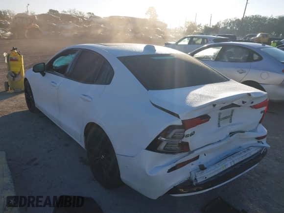 2024 Volvo S60 Plus Black Edition z VIN 7JRL12FH3RG305484, wystawiony jako IAAI lot #41793657 z przebiegiem 16 351 mil mil oraz . Historia ofert i sprzedaży dostępna na DreamBid. Obrazek 3.