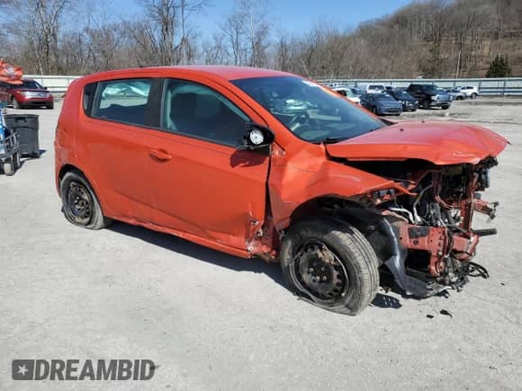 2013 Chevrolet Sonic LS z VIN 1G1JB6SG9D4211801, wystawiony jako Copart lot #49668795 z przebiegiem 180 238 mil mil oraz Szkoda całkowita • Salvage title. Historia ofert i sprzedaży dostępna na DreamBid. Obrazek 4.