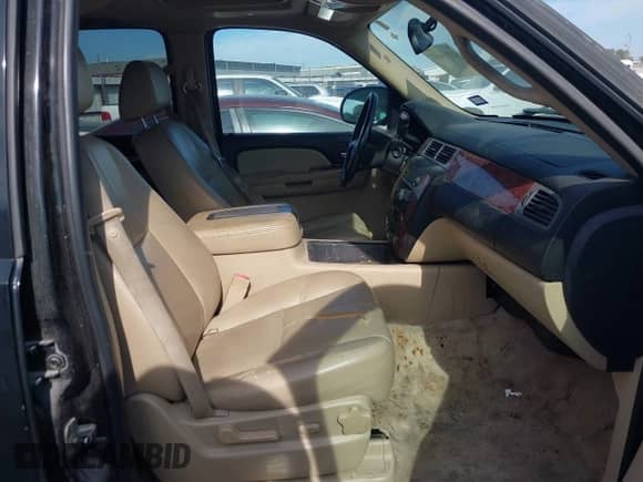 2008 Chevrolet Tahoe LTZ z VIN 1GNFC13078R165996, wystawiony jako IAAI lot #43318051 z przebiegiem 201 192 mil mil oraz . Historia ofert i sprzedaży dostępna na DreamBid. Obrazek 5.