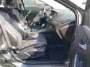 2014 Ford Focus Titanium z VIN 1FADP3N29EL438598, wystawiony jako IAAI lot #43374118 z przebiegiem 110 255 mil mil oraz . Historia ofert i sprzedaży dostępna na DreamBid. Obrazek 5.