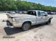 2003 Chevrolet S-10 LS с VIN 1GCCS19XX38225691, выставлен на аукционе Copart как лот 64231085 с пробегом 258 080 миль миль и Списание • Salvage title. История ставок и продаж доступна на DreamBid. Изображение 3.